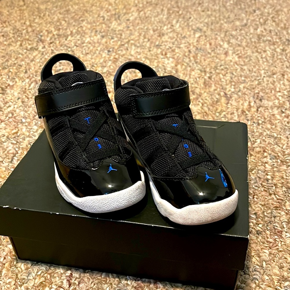 Used, needs a little cleaning on the sole but looks great otherwise